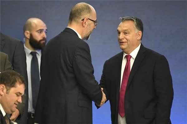 Kelemen Hunor RMDSZ-elnök kezet ráz Orbán Viktorral a Máért-ülésen &bullet;  Fotó: MTI