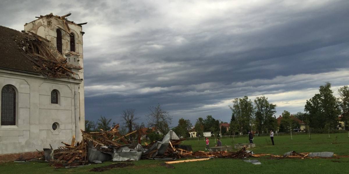Az igazfalvi református műemlék templomnak teljes egészében ledöntötte a tornyát szeptemberben a vihar • Fotó: Vésztő város önkormányzata