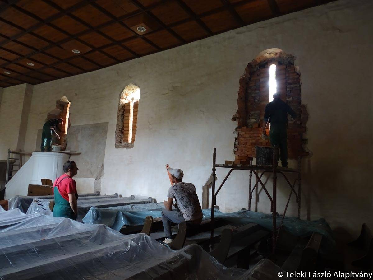 Feltárják a középkori ablakokat a köröskisjenői református templomban •  Fotó: Teleki László Alapítvány