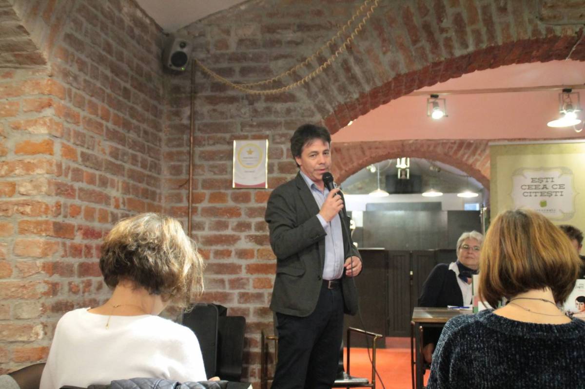 Kósa András Ferenc köszönti a közönséget a könyvbemutatón •  Fotó: Facebook/Balassi Intézet