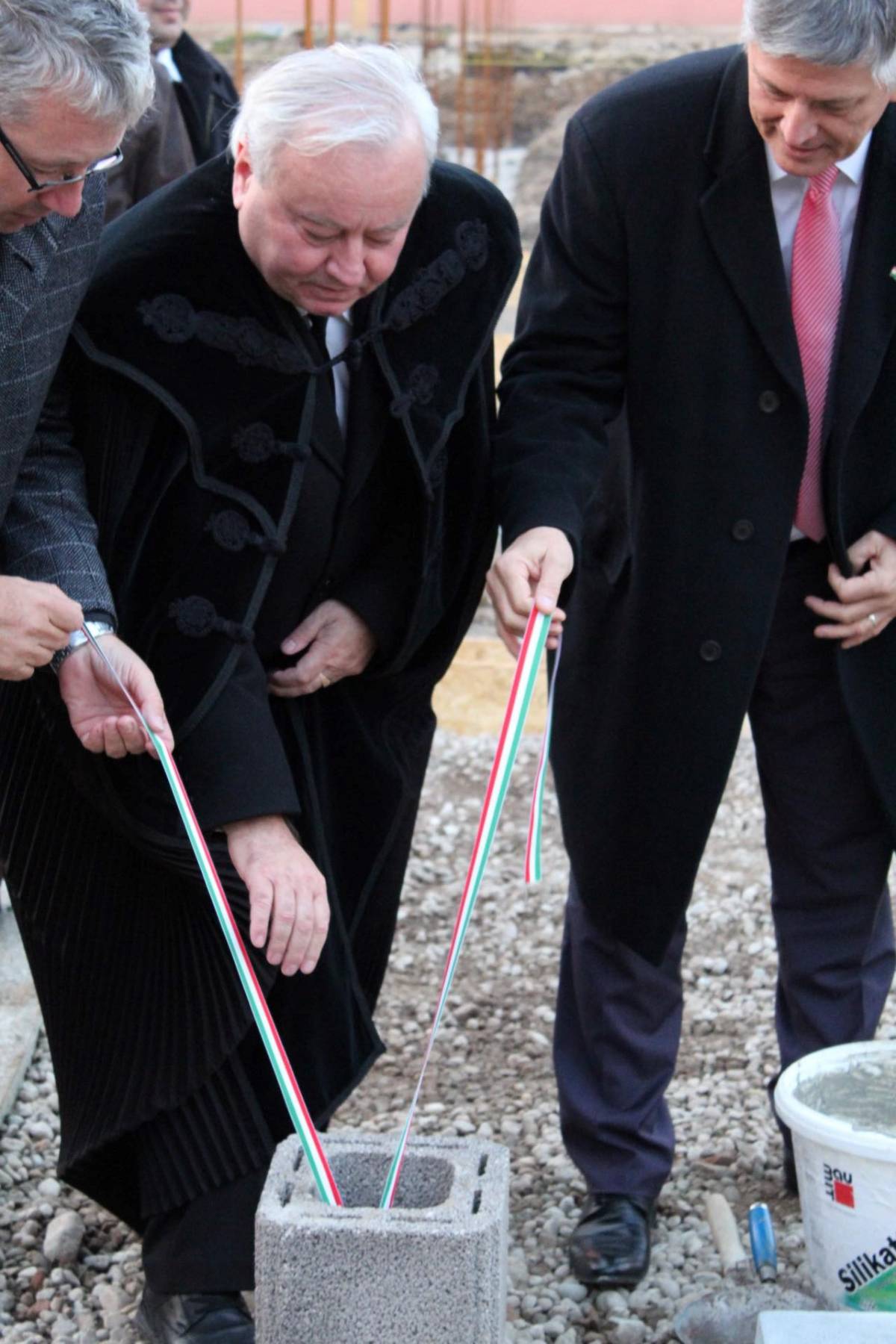 Pásztor Sándor, a Bihar megyei önkormányzat elnöke, Csűry István püspök és Grezsa István kormánybiztos az alapkőletételen