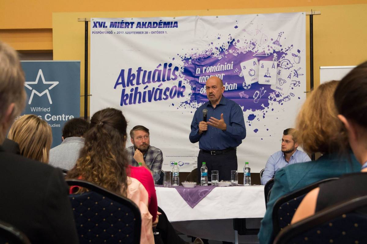 &bullet;  Fotó: Miért