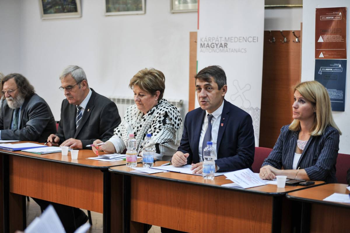 Tőkés László, Szili Katalin, Potápi Árpád és Sándor Krisztina, az EMNT ügyvezető elnöke a KMAT-ülésen &bullet;  Fotó: Mohácsi László Árpád