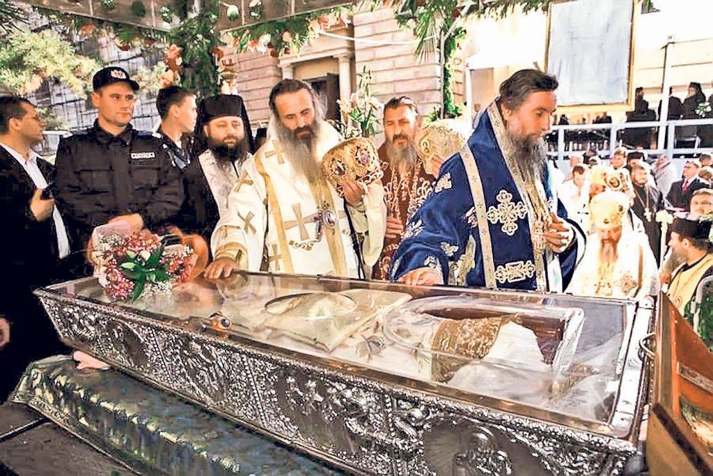 Zarándokok Moldva védőszentjének ereklyéjénél &bullet;  Fotó: Libertatea