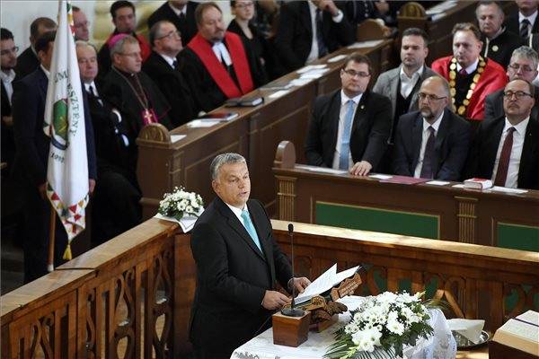 Orbán Viktor miniszterelnök beszédet mond a Partiumi Keresztény Egyetem tanévnyitó ünnepségén Nagyváradon az újvárosi református templomban •  Fotó: MTI/Koszticsák Szilárd