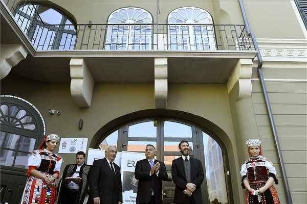 Orbán Viktor miniszterelnök (k), Kató Béla református püspök (b) és Buzogány Dezső egyháztörténész megnyitja a kolozsvári Erdélyi Református Múzeumot a reformáció 500. évfordulójára szervezett jubileumi év legnagyobb erdélyi rendezvényéhez kapcsolódva •  Fotó: MTI/Koszticsák Szilárd