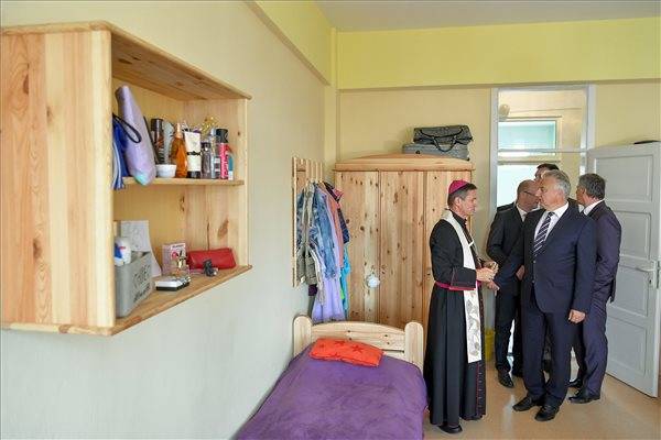 Schönberger Jenő szatmár megyei római katolikus püspök és Semjén Zsolt miniszterelnök-helyettes magyar kormány támogatásával felújított Szent Alajos Konviktus átadásán &bullet;  Fotó: MTI/Czeglédi Zsolt