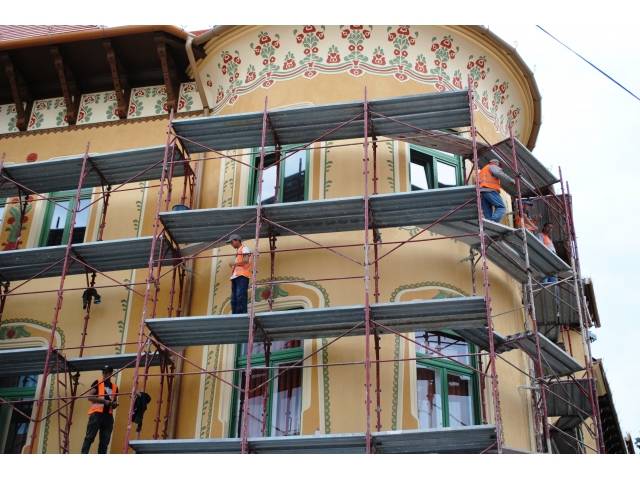 A még felállványozott Stern-palota •  Fotó: Oradea.ro