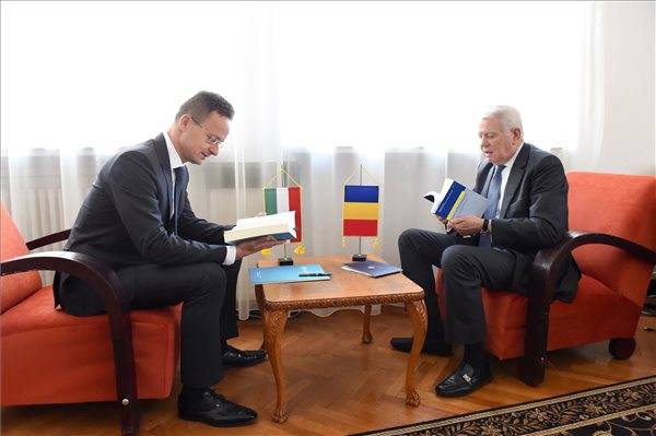 Szijjártó Péter és Teodor Meleșcanu a kolozsvári megbeszélésen •  Fotó: MTI/KKM/Szabó Árpád