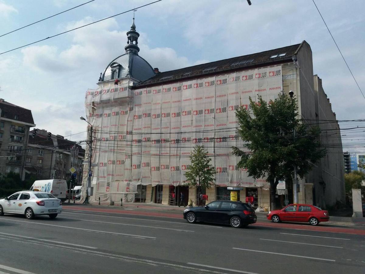 Az utolsó simításokat végzik a kolozsvári Protestáns Teológiai Intézet felújított épületén &bullet;  Fotó: Pap Melinda