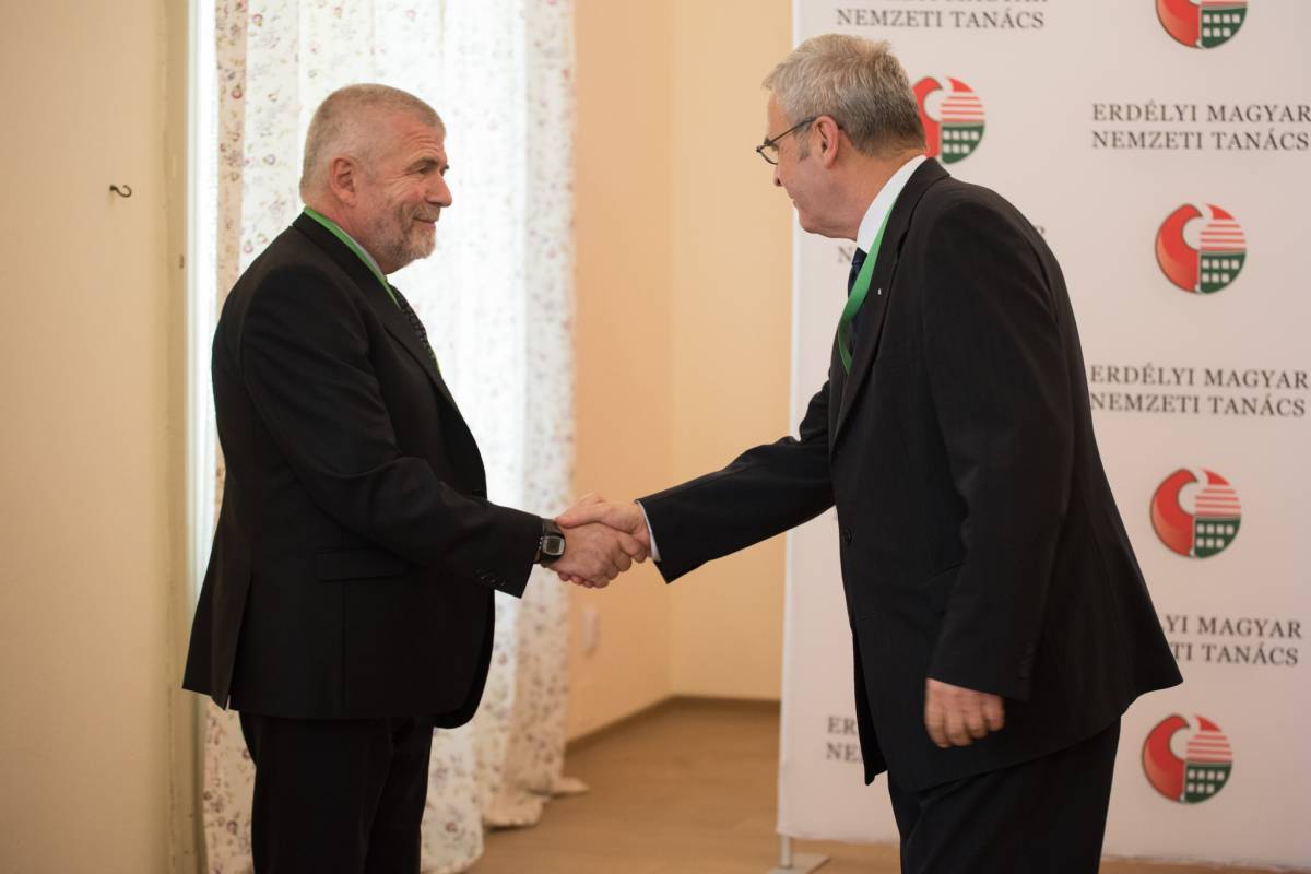 Tőkés László gratulál Izsák Balázsnak a Kós Károly-díjhoz • Fotó: EMNT