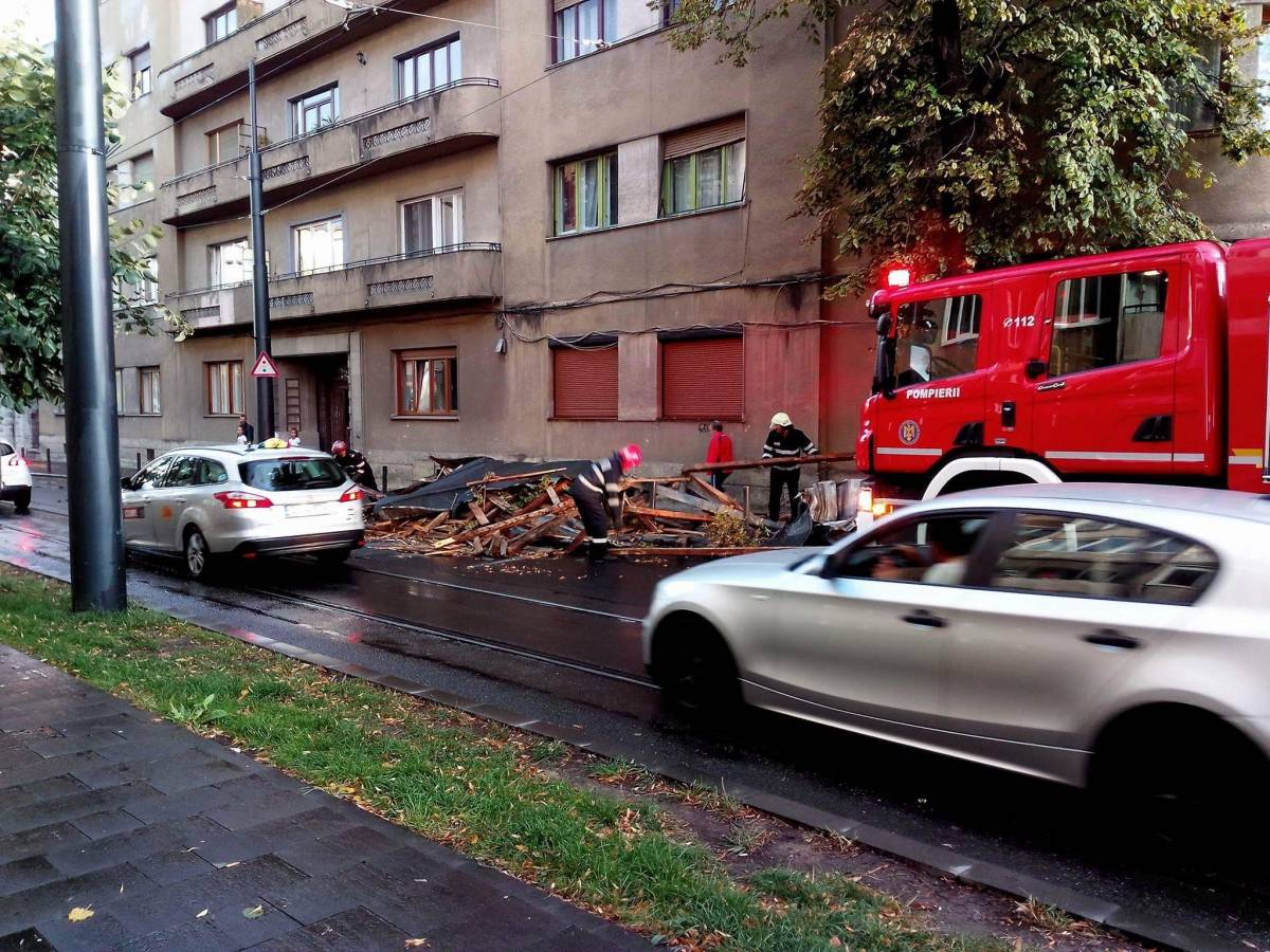 Kolozsváron is tetőket sodort le, fákat csavart ki a nagy erejű szél 