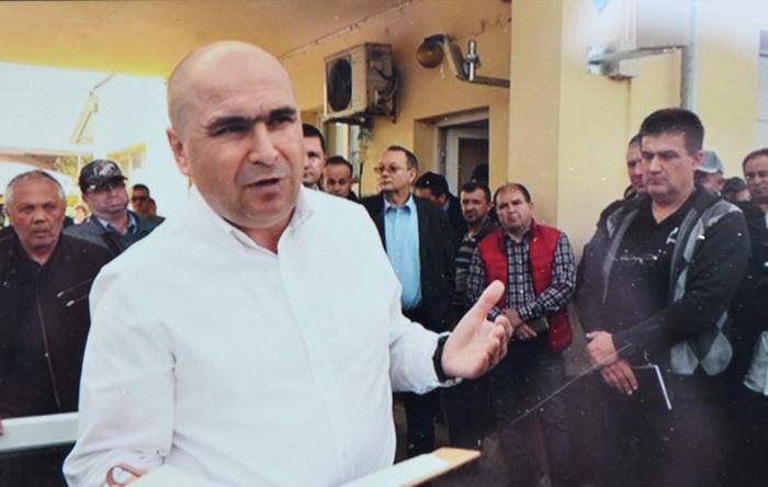 Ilie Bolojan polgármester a sztrájkolók körében •  Fotó: Ebihoreanul.ro