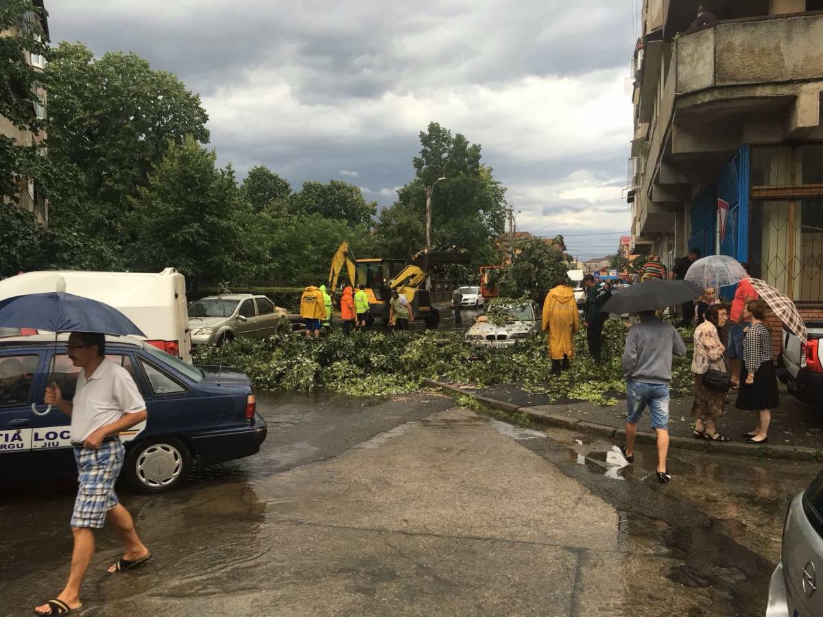 Zsílvásárhelyen még a szirénák is megszólaltak •  Fotó: igj.ro