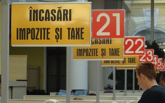 Adós maradt a váradi városháza – Bár sok településen online is lehet fizetni a közterheket, sokan inkább sorbanállnak