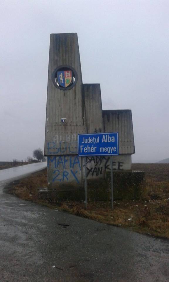 Kiakadt a kétnyelvű megyehatárjelző tábla miatt egy Fehér megyei liberális képviselő