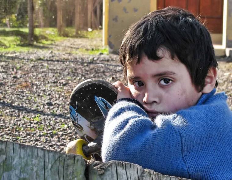 Nem családromboló az elvándorlás? - 250 ezer gyereket hagyhattak itthon a külföldön dolgozó szülők