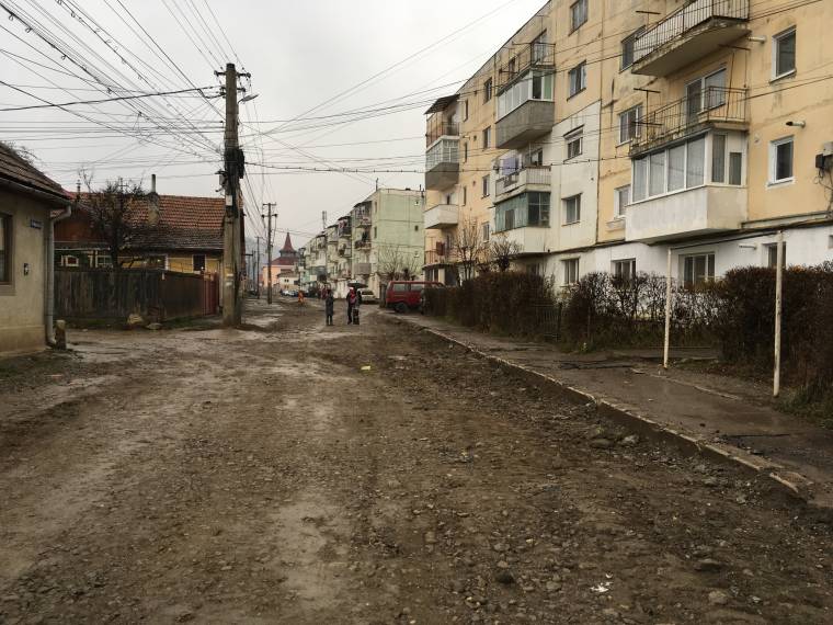 Lebontották a kirekesztés jelképeként emlegetett őrkői falat Sepsiszentgyörgyön