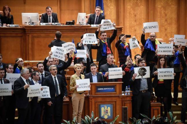 Tüntetések közepette vitatta a képviselőház az igazságszolgáltatás reformját