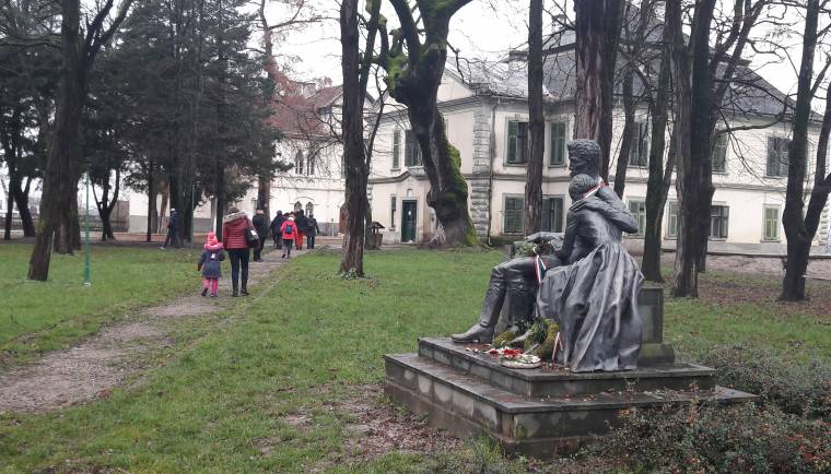 Rendületlenül éltetik a Petőfi-kultuszt Koltón: identitásőrző szerepet is betölt a hétvégi emlékünnep