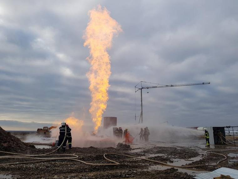 Kioltotta a víz a nagymajtényi gázkútnál égő tüzet, de nem hárult el a veszély