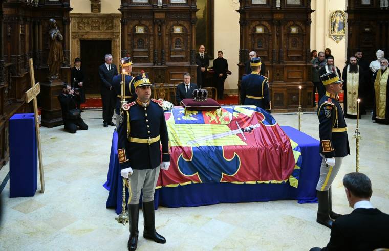 Elkezdődött a Mihály király emlékére elrendelt háromnapos gyász