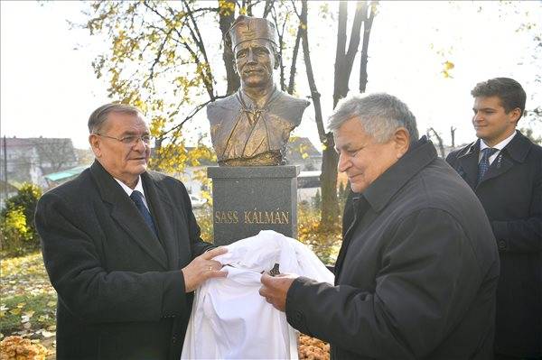 Felavatták Sass Kálmán mártír lelkész szobrát Érmihályfalván
