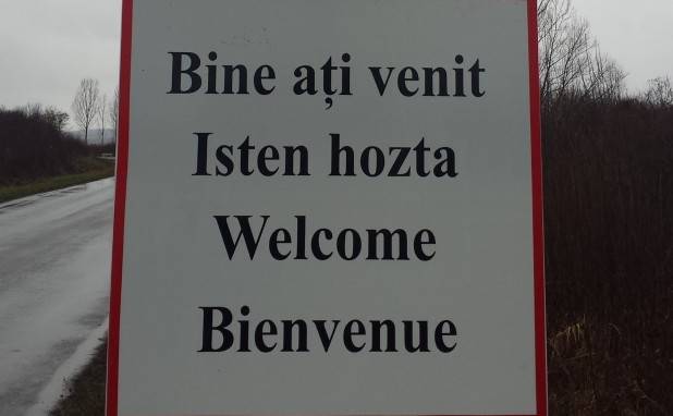 Négynyelvű táblán köszöntik a Szilágyságba érkezőket