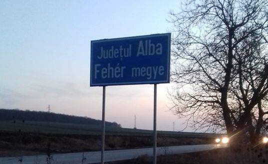 Folytatódik a táblahiszti: megbírságolták a Maros Megyei Tanácsot a kétnyelvű határjelző kihelyezése miatt