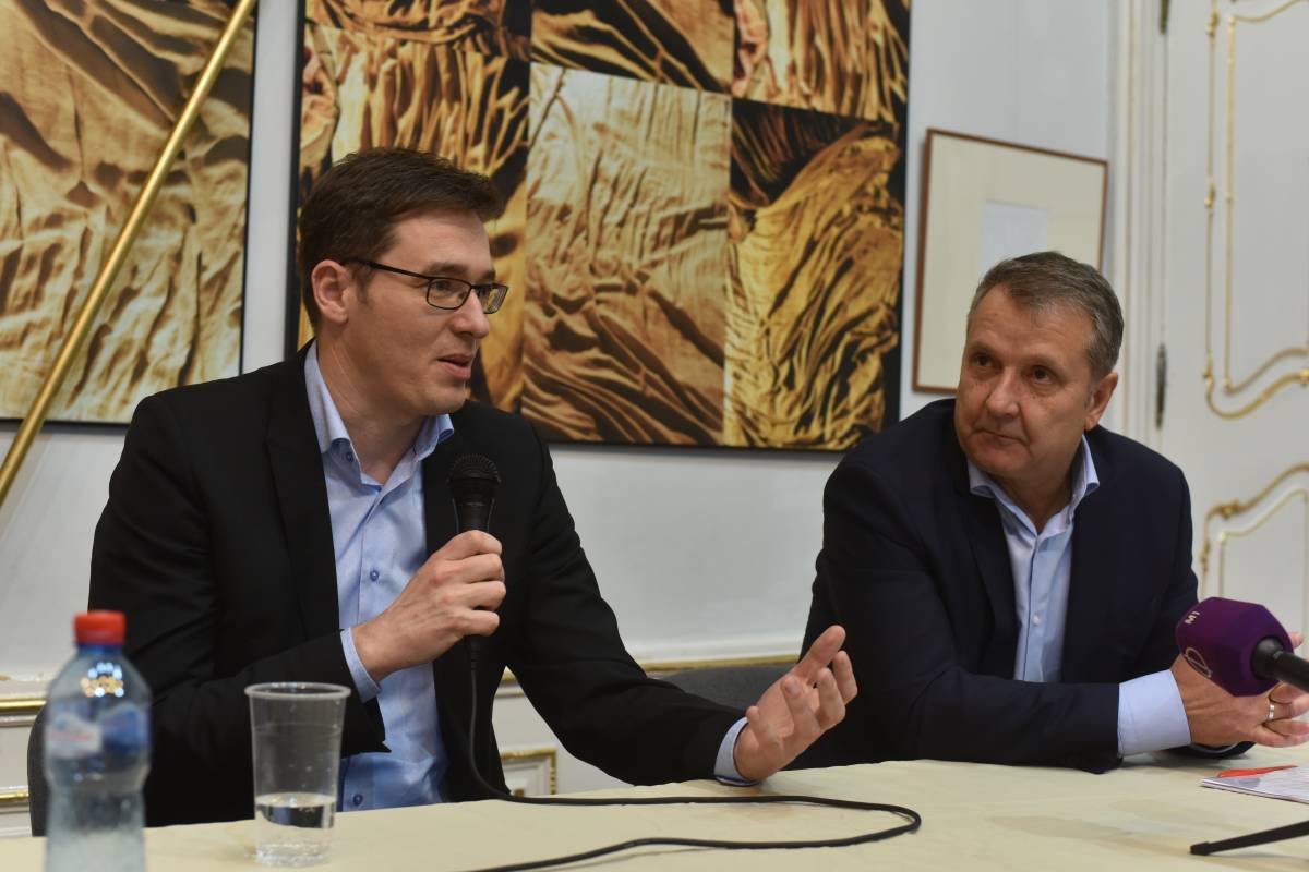 Karácsony Gergely és Molnár Gyula a kolozsvári közéleti fórumon •  Fotó: Biró István