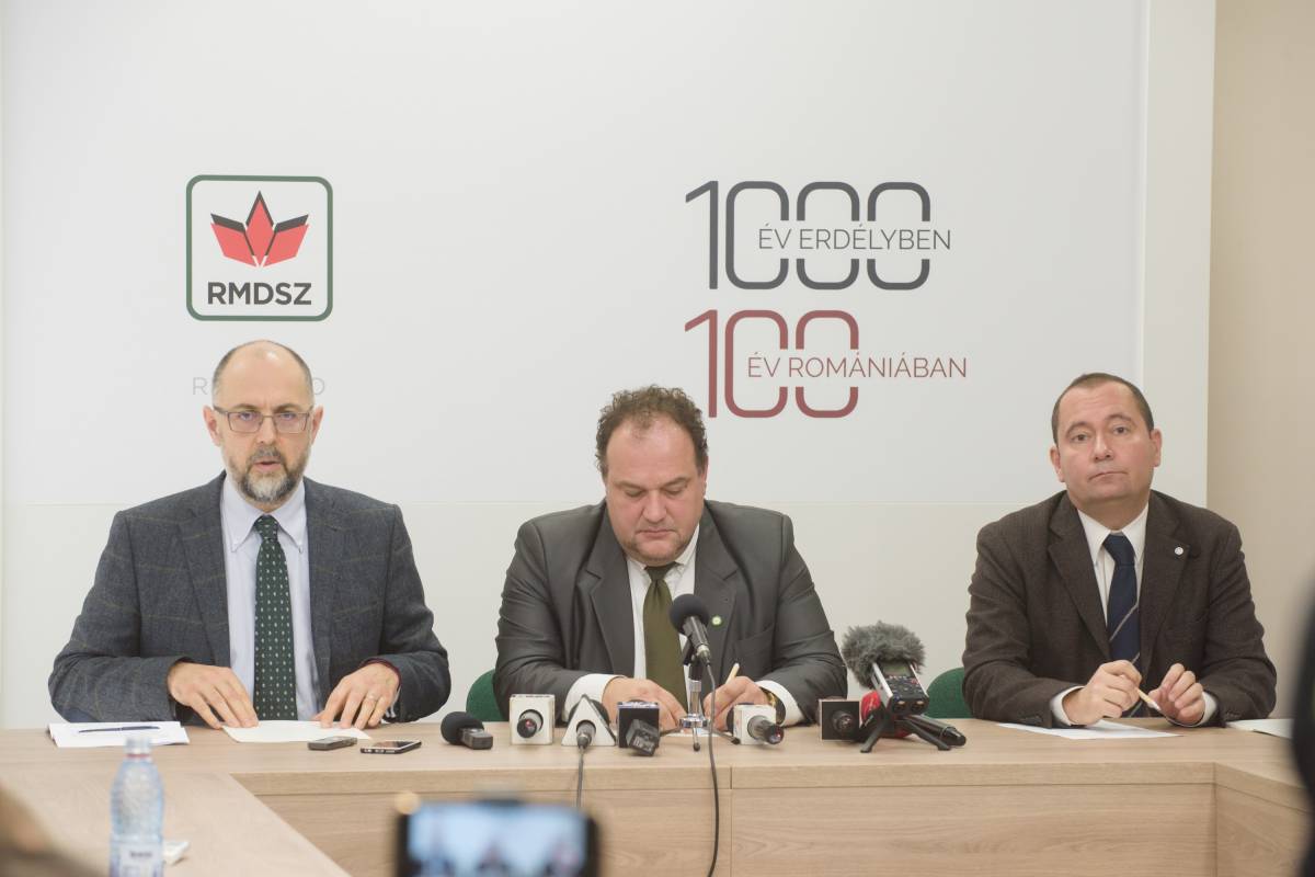 Kelemen Hunor, Biró Zsolt és Szilágyi Zsolt a hétfői sajtótájékoztatón •  Fotó: Biró István