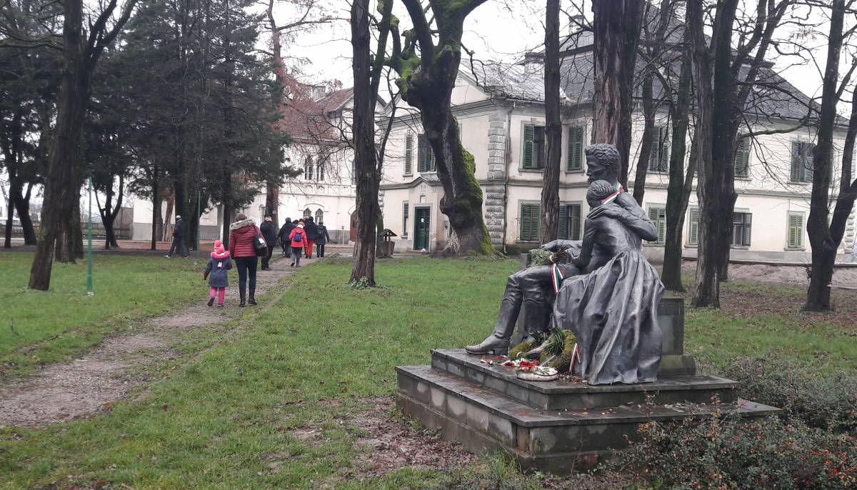 Petőfi Sándor és Szendrey Júlia egészalakos szobra a Teleki-kastély kertjében •  Fotó: Rostás Szabolcs