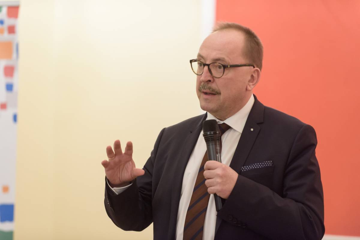 Németh Zsolt szerint Romániának egyszerre kétféle vírussal kell megküzdenie: az új típusú koronavírussal, és a régi típusú, soviniszta vírussal •  Fotó: Biró István