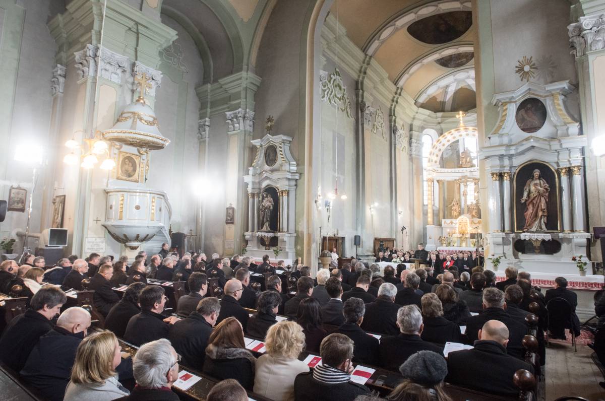 Az ünnelő gyülekezet •  Fotó: Biró István