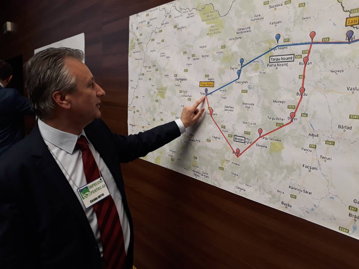 Cătălin Urtoi mutatja a két nyomvonalat • Fotó: Szucher Ervin