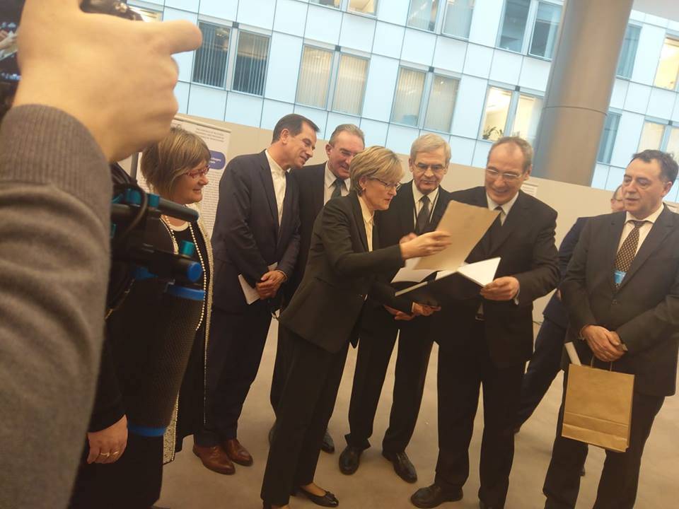 Kovács István, a Magyar Unitárius Egyház közügyigazgatója (jobbról a második) átadja Mairead McGuinness európai parlamenti alelnöknek (középen) az ünnepi előterjesztést •  Fotó: Facebook/Magyar Unitárius Egyház