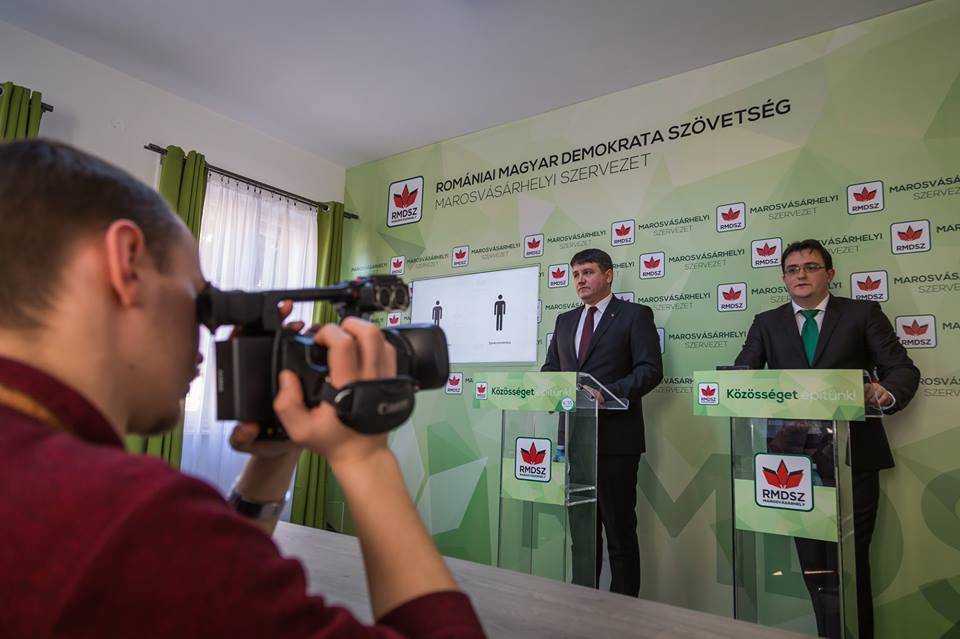 Vass Levente (balra) szerint a kommunikációs szakember dolga nemcsak annyi lesz, hogy lefordítsa a román szövegeket magyarra • Fotó: Facebook/RMDSZ, Marosvásárhely