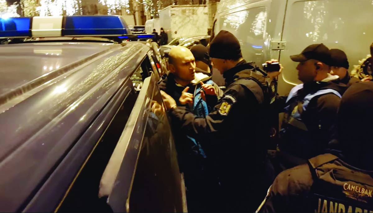 A kormányellenes tüntetéseken rendszeresen részt vevő férfira 900 lejes bírságot róttak ki az általa rabszolgáknak nevezett csendőrök •  Fotó: Facebook/Cristian Mihai Dide