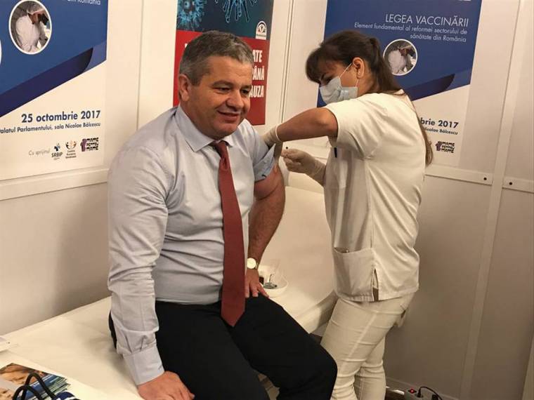 A parlamentben kapott influenza elleni védőoltást László Attila és Florian Bodog is