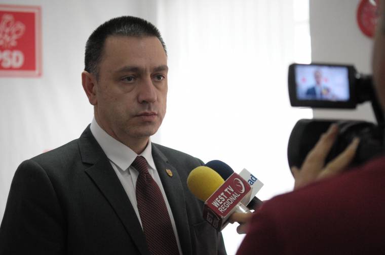 Kormányátalakításról dönt a PSD, a védelmi miniszter önként megvált a posztjától, Firea is hátrébb lépett