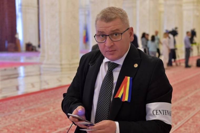 Román gyerekek elmagyarosítását vizionálják a román ellenzéki pártok iskolaügyben