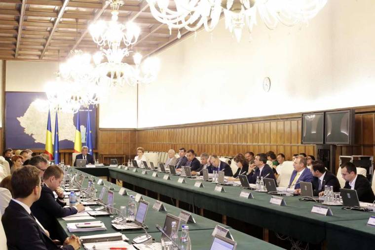 Bérelmaradásra, katonai nyugdíjra megy a pénz a költségvetés-kiigazításból