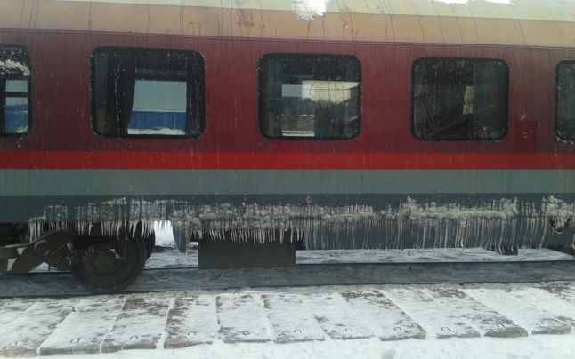 Lezárt utak, töröltek 56 szombati vonatjáratot