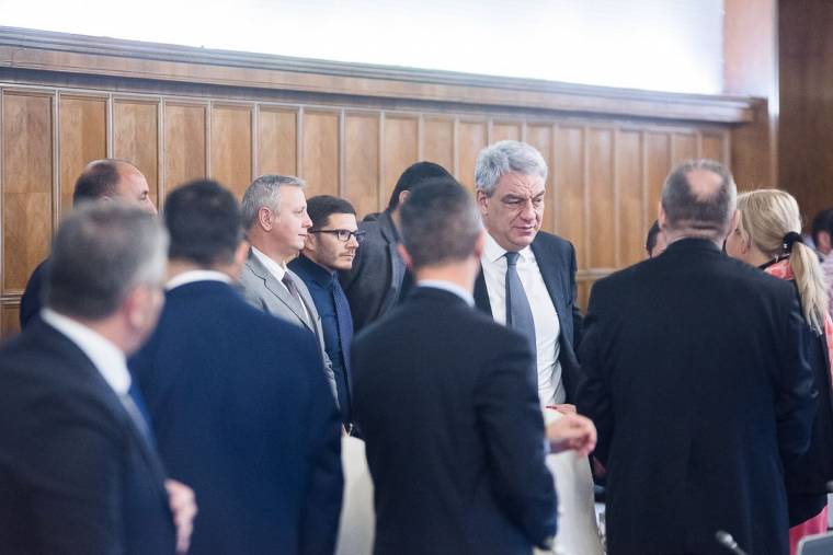 Megbukott a bizalmatlansági indítvány, hivatalában marad a kormány
