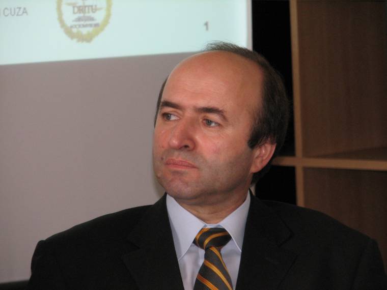 Toader szerint félretájékoztat a kormány, amikor azt állítja, hogy az igazságügyi tárca akadályozta a rendeletek elfogadását