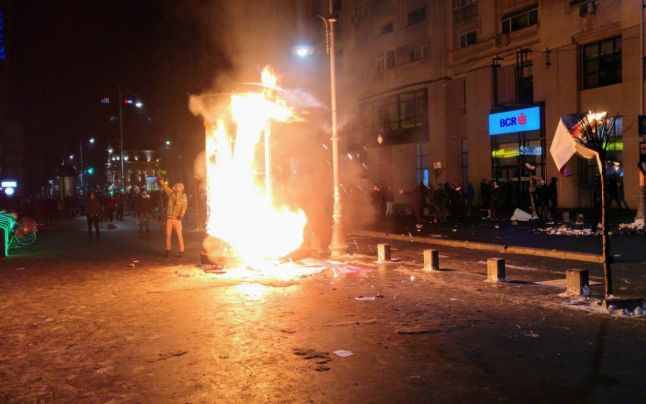 Futballhuligánok randalírozása vetett véget a bukaresti tüntetésnek