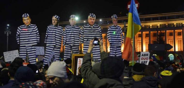 Békés, százezres tüntetések zajlottak péntek éjjel is