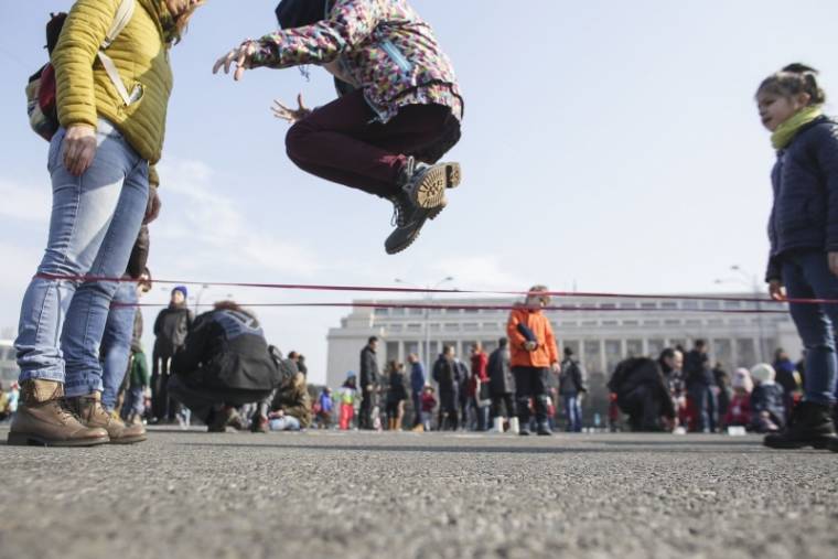 Csak azért is a gyerekekkel tüntettek Bukarestben a szülők