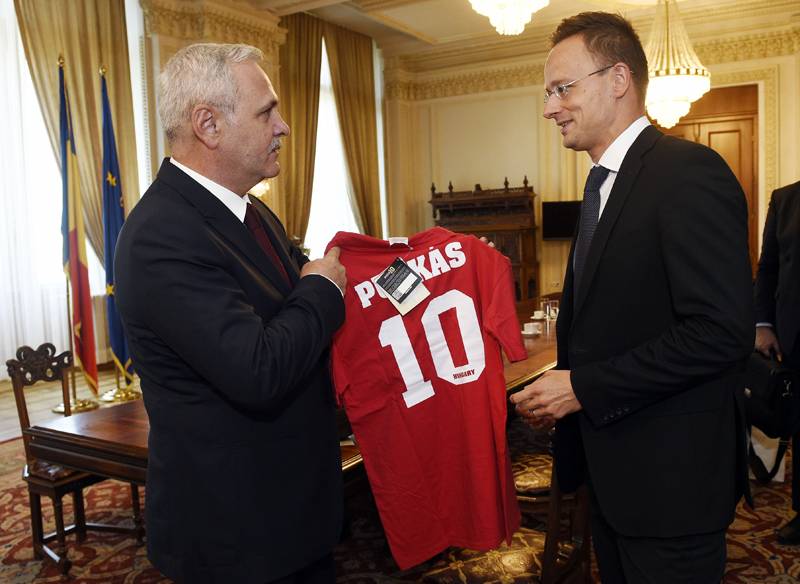 Liviu Dragnea, a PSD elnöke Puskás-mezt kapott ajándékba Szijjártó Péter külügyminisztertől •  Fotó: Román Parlament