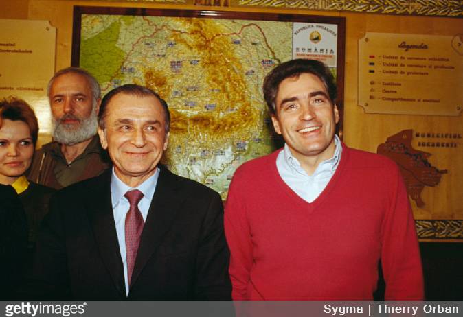 Voiculescu (háttérben) Ion Iliescuval és Petre Romannal 1989-ben •  Fotó: Getty Images